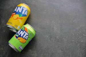 Kyiv, Ucrânia - 4 poderia, 2023 fanta suave beber marca lata latas com vários sabores foto