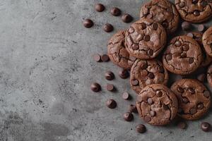 ai gerado topo Visão do fresco cozido chocolate biscoitos em concreto fundo foto