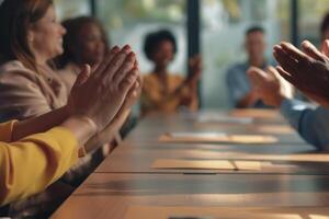 ai gerado diverso grupo aplaudindo às corporativo Treinamento seminário. foto