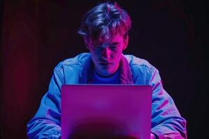 ai gerado jovem aluna usando computador portátil dentro néon luz exibindo moderno estilo de vida. foto