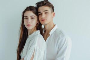 ai gerado à moda jovem casal posando dentro estúdio moda atirar. foto