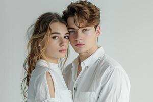 ai gerado à moda jovem casal posando dentro estúdio moda atirar. foto