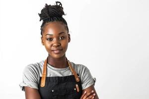 ai gerado isolado pequeno o negócio africano americano senhora proprietário ou barista com avental em branco fundo. foto