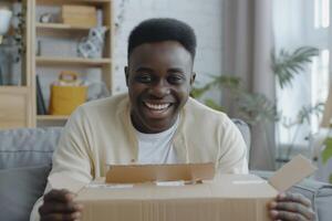 ai gerado feliz africano homem recebe e desempacota ótimo compra às lar. foto