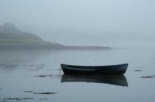 barco em enevoado escocês lago foto
