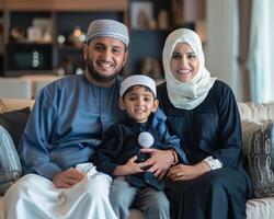 ai gerado feliz muçulmano família juntos às casa foto