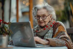velho senhora trabalhando às computador portátil comunicando ou fazendo trabalho em rede o negócio foto