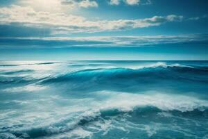 uma lindo azul oceano com ondas e nuvens foto