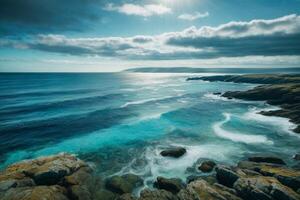 uma lindo azul oceano com ondas e nuvens foto