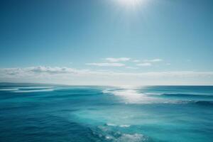 uma lindo azul oceano com ondas e nuvens foto