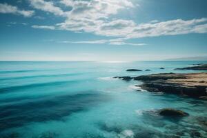 azul oceano com montanhas e nuvens foto