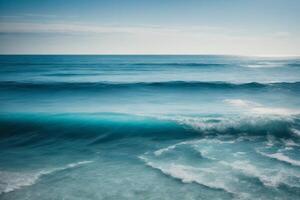 uma lindo de praia com ondas e azul céu foto