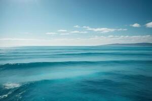 uma lindo de praia com ondas e azul céu foto