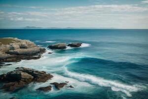 uma lindo de praia com ondas e azul céu foto