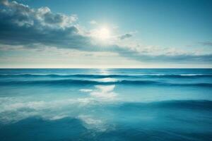 uma lindo de praia com ondas e azul céu foto
