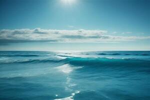 uma lindo de praia com ondas e azul céu foto