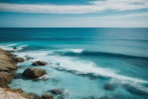 azul oceano ondas e Sol raios dentro a oceano foto