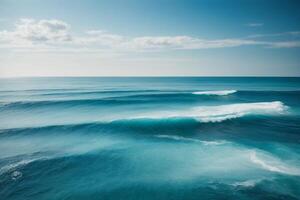 azul oceano ondas e Sol raios dentro a oceano foto