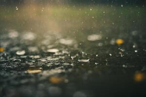 pingos de chuva em a terra com luzes dentro a fundo foto