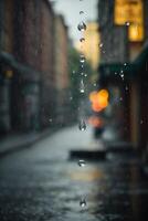 pingos de chuva em uma rua dentro a cidade às noite foto