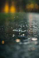 pingos de chuva em a terra dentro uma poça foto