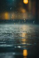 pingos de chuva em a estrada às noite foto