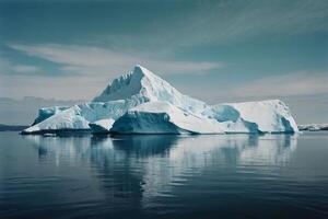 icebergs flutuando dentro a água às pôr do sol foto