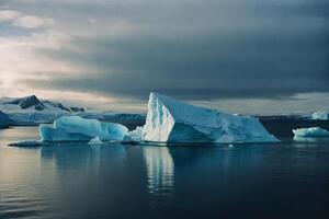 icebergs flutuando dentro a água às pôr do sol foto