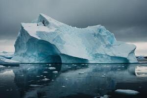 icebergs flutuando dentro a água às pôr do sol foto