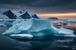 icebergs flutuador dentro a água às pôr do sol foto