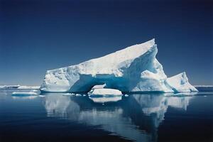 icebergs flutuador dentro a água às pôr do sol foto