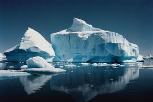 icebergs flutuador dentro a água às pôr do sol foto