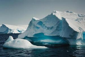 icebergs flutuador dentro a água às pôr do sol foto