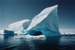 icebergs flutuando dentro a água às pôr do sol foto