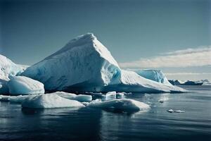 icebergs flutuando dentro a água às pôr do sol foto