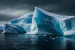 icebergs flutuando dentro a água às pôr do sol foto