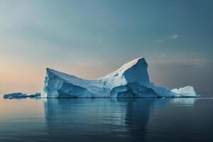 icebergs flutuando dentro a água às pôr do sol foto