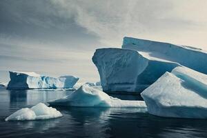 icebergs dentro a água com uma nublado céu foto