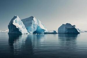 icebergs dentro a água com uma nublado céu foto