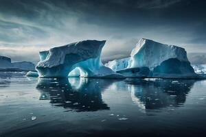 icebergs dentro a água com uma nublado céu foto