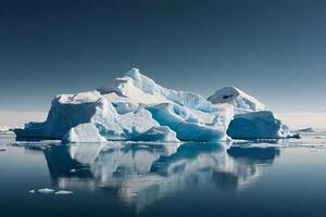 icebergs dentro a água com uma nublado céu foto