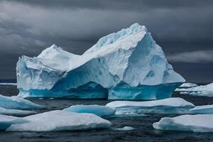 icebergs dentro a água com uma nublado céu foto