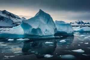 icebergs flutuando dentro a água com Sombrio nuvens foto