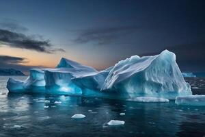 icebergs flutuando dentro a água com Sombrio nuvens foto