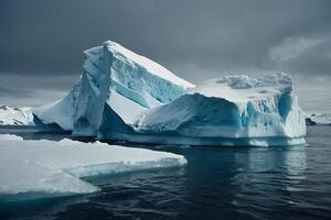 icebergs flutuando dentro a água com Sombrio nuvens foto