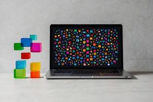 uma computador portátil com colorida cubos em a tela foto