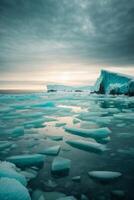 icebergs flutuando dentro a água debaixo uma colorida céu foto
