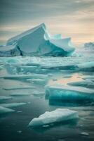 icebergs flutuando dentro a água debaixo uma colorida céu foto