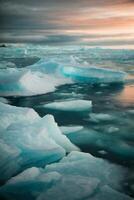 icebergs dentro a água com azul água e nuvens foto