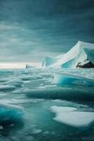 icebergs flutuando dentro a água com uma nublado céu foto